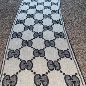 Black Gg Logo Jacquard Wool Scarf In Black/ivory Gg Wool